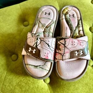 UNDER ARMOUR SLIDES BLUSH PINK FOREST CAMO ADJUSTABLE BAND MEMORY FOAM RUGGED 8